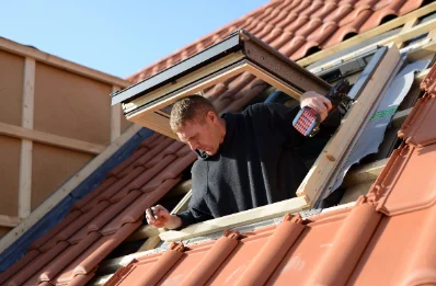 Pose de fenêtres de toit Velux à Poueyferré